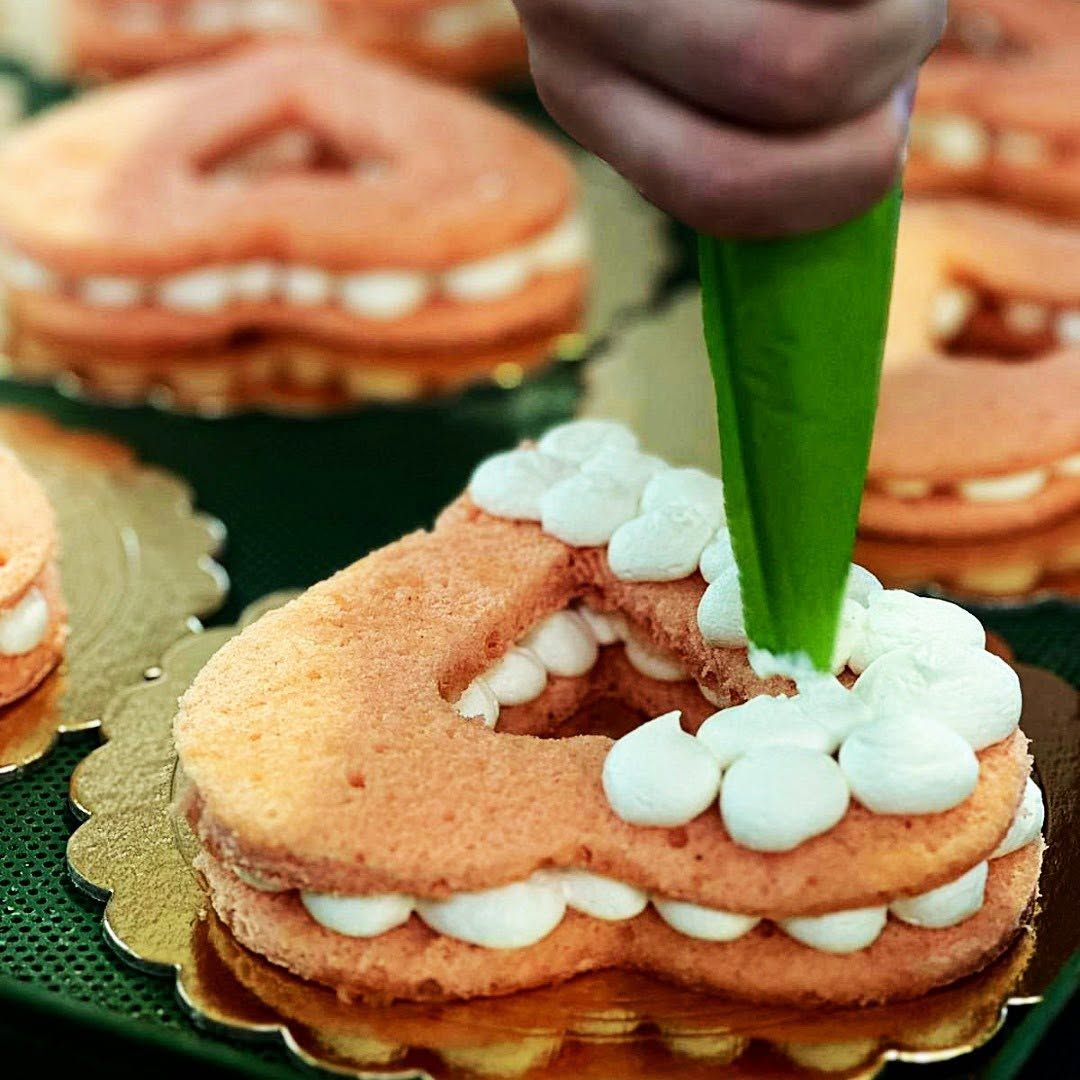 Decorazione a mano di una torta