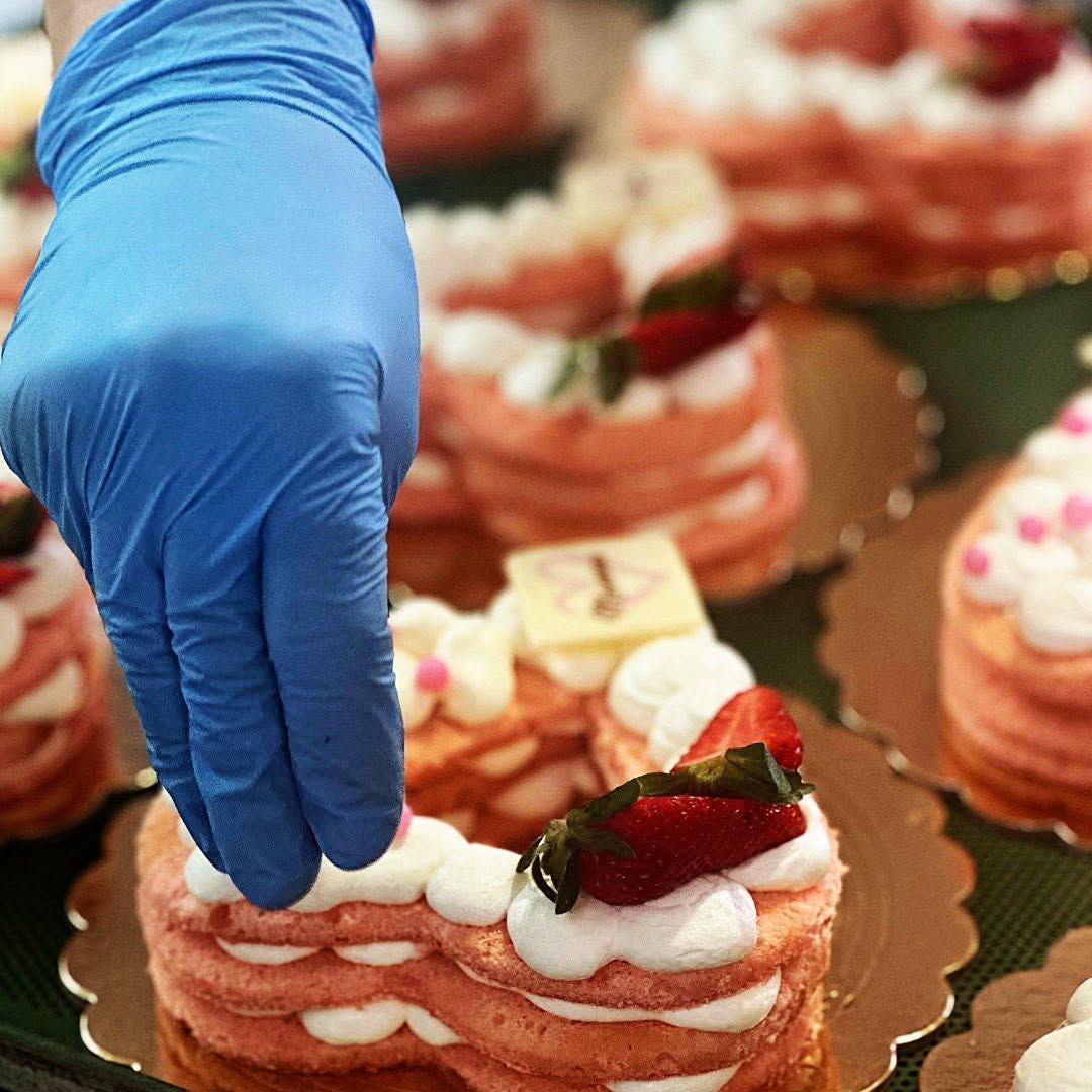 Torte a cuore con panna e fragole